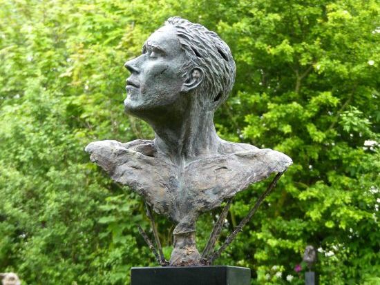 Cayden-strijd van de ziel is een bronzen torso | bronzen beelden en tuinbeelden, figurative bronze sculptures van Jeanette Jansen |